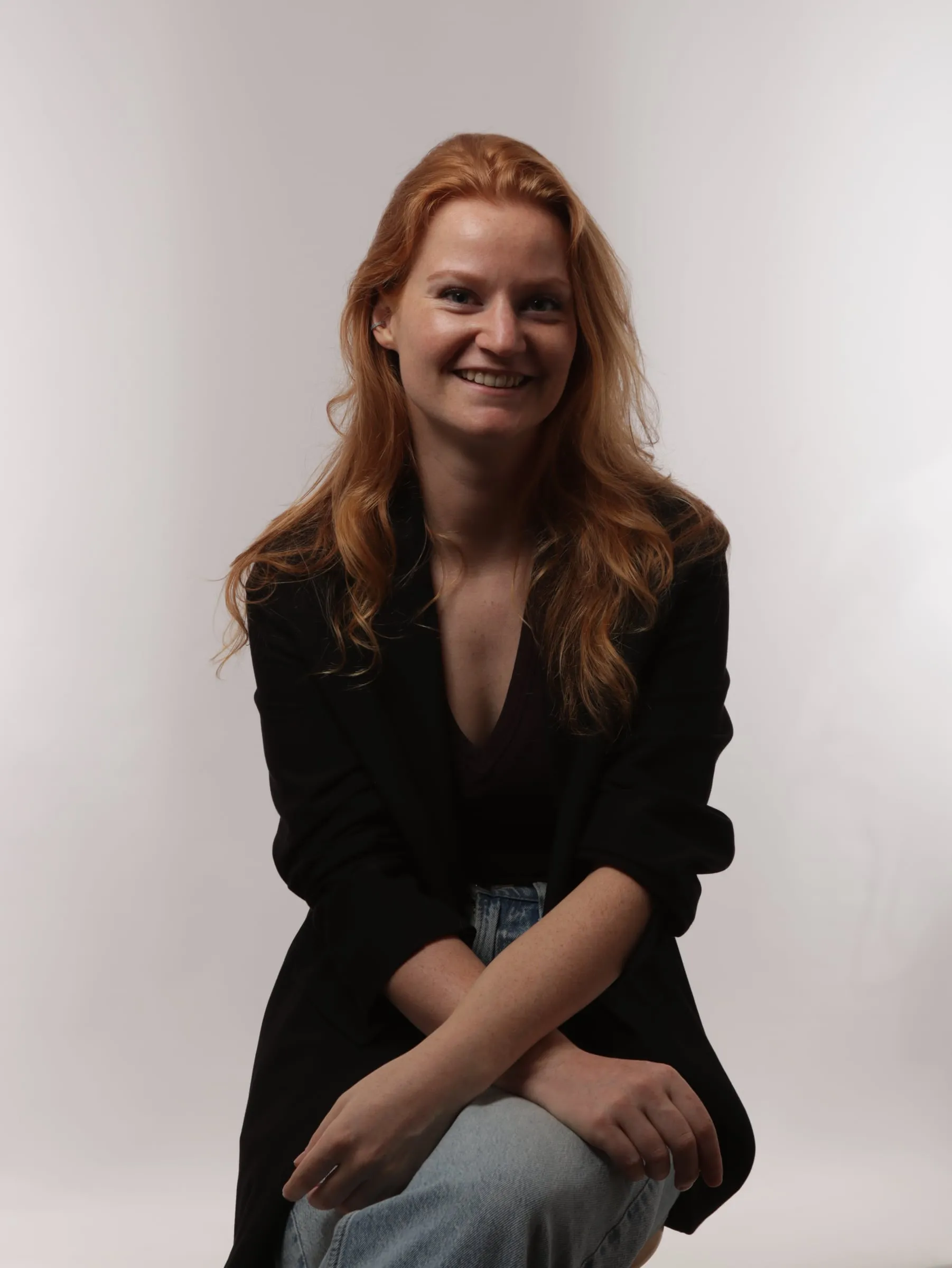 Celine Pranger, eigenaar van Freelanceline, glimlachend in een zwarte blazer