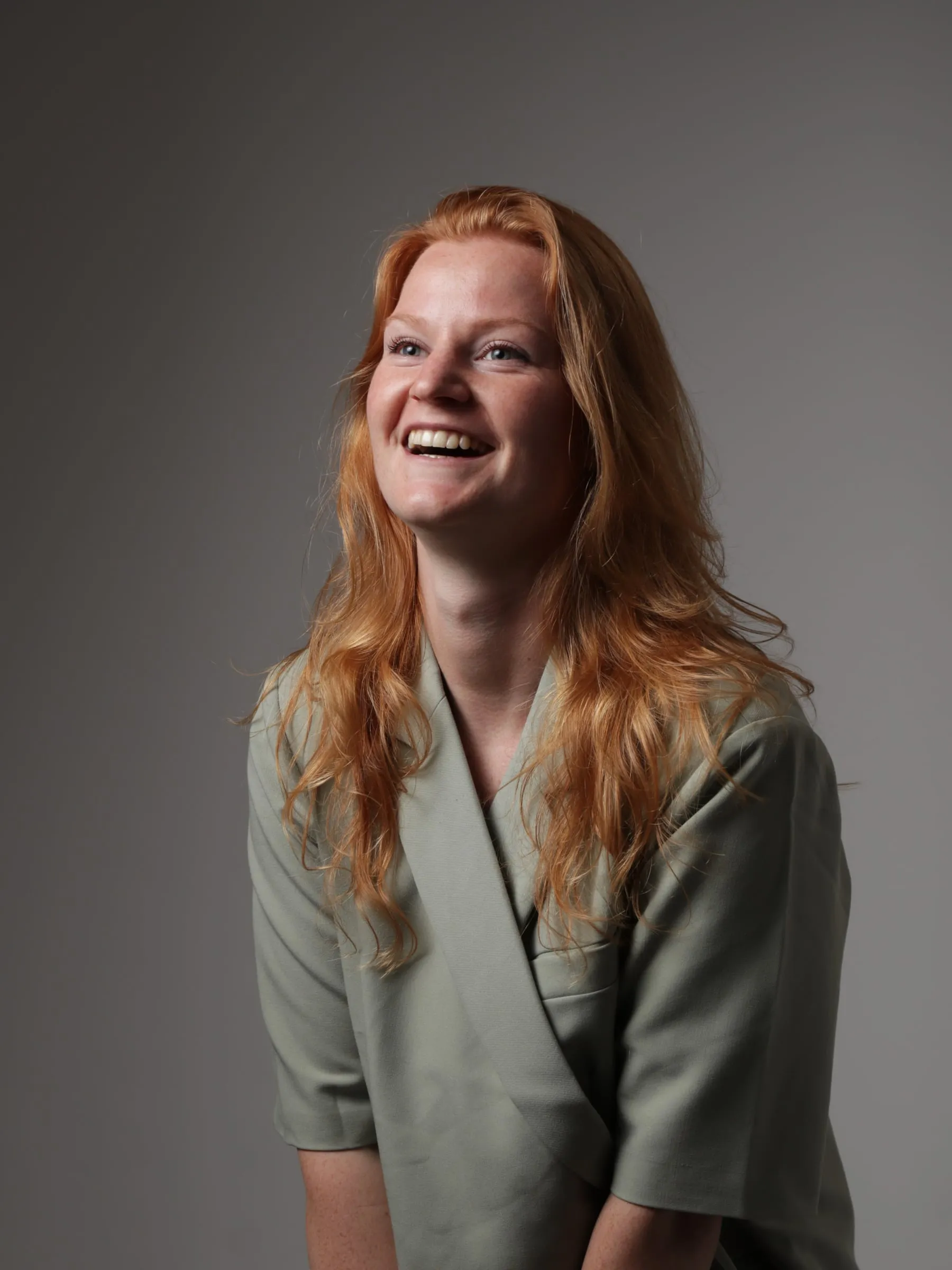 Celine Pranger van Freelanceline, lachend en omhoog kijkend