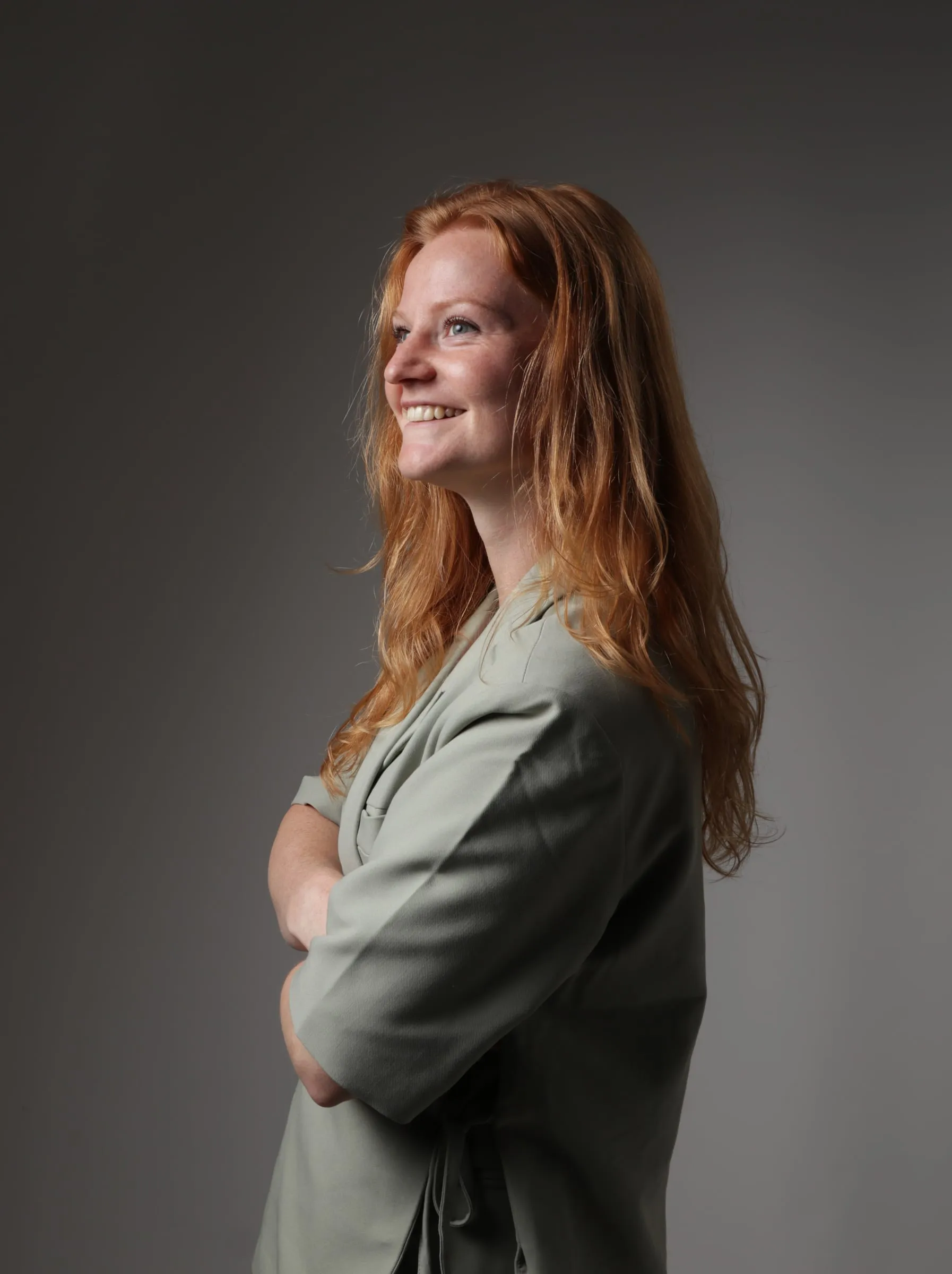 Celine Pranger van Freelanceline, in profiel met de armen over elkaar